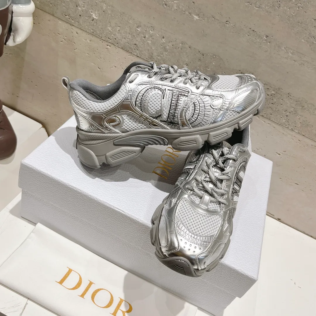 👟👟Ex-factory price 560👟👟 (top version) The latest hot model, the star model 2024 main hot product, the newly released Dior Dior Chrono new casual sports shoes, running shoes and dad shoes are really cool, full of futuristic feeling! Really cool! Once again interpreting Dior's concept of cool fashion, the lucky star will bless you with good luck. The new EVA sole is super light and super soft! A perfect replica of the original! Fully matched material and mold! ! 35-40